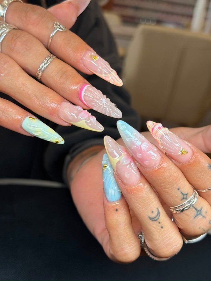 Pastel seashell-inspired 3D nail art